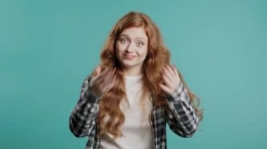 Ekose gömlekli güzel bir kadın ona eşlik etmek istiyor, ona sarılmak için davet ediyor. Genç bayan arıyor - Hey sen, buraya gel. Oyuncu, davetkar. Mavi stüdyo arka planı