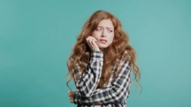 Şefkatli güzel kadın kötü haberler aldı. Üzüntü, pişmanlık, drama, endişe, umutsuzluk hisseden genç bir bayan. Umutsuzluk. Mavi stüdyo. Yüksek kalite 4k görüntü