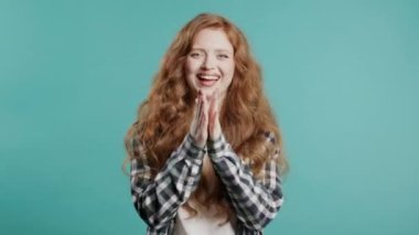 Mavi arka planda alkışlayan mutlu stil sahibi kadın. Gülümseyen bayan el çırpıyor, tebrik ediyor. Destek, tezahürat, bravo, minnettarlık konsepti. Yüksek kalite 4k görüntü