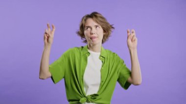 İki parmağıyla çekici bir kadın menekşe rengi tırnak işareti, iğneleme. Yüksek kalite 4k görüntü