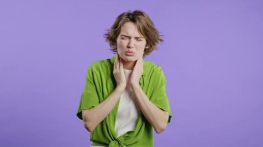 Güzel bir kadın yaralanıyor. Violet stüdyosunda boğazı şişmiş hasta bir kadın var. Anjin. Genç kız acı hissediyor, acı çekiyor. Mevsimsel grip, soğuk algınlığı. Yüksek kalite 4k görüntü