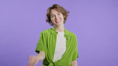 Güzel bir kadın ona katılmasını ister, davetkar bir el kucaklaşması hareketi ile çağırır. Genç bayan arıyor - Hey sen, buraya gel. Oyuncu, davetkar. Violet stüdyo geçmişi