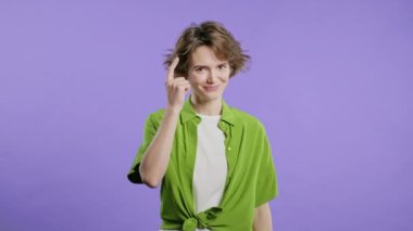 Oldukça zeki, 30 'lu yaşlarda, jestli bir kadın. Sen, bir düşün. Violet 'in kamerasına bakıyorum. Olumlu düşünüyorum. Zeki biri. Yüksek kalite 4k görüntü