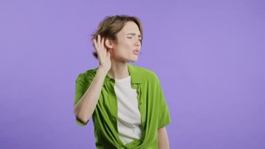 İlgili kadın ne sorar, ne duymaz. Sessizce fısılda. Duyma, kaybetme ve sağırlık, yanlış anlamayla ilgili sorunlar. Violet stüdyo geçmişi. Yüksek kalite 4k görüntü