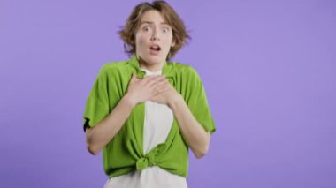 Bir şeyden korkan kadın, Violet 'in sırtından sarkıyor. Başını tutuyor, çığlık atıyor. Yüksek kalite 4k