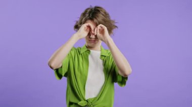 Genç, güzel bir kadın gözlerini ovalıyor, kameraya daha çok şaşıran akranlar menekşe üzerinde, vay canına, inanılmaz bir haber, sürpriz. Yüksek kalite 4k görüntü