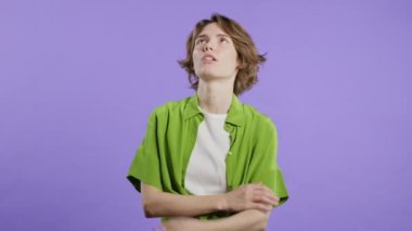 Sıkılmış kadın iç çekiyor ve mor arka planda gözler yuvarlanıyor. Hoşnutsuzluk içindeki güzel bayan, durumdan bıkmış, boş vaatler, konuşmalar. 4k