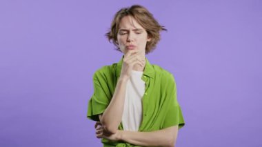 Violet stüdyosundaki 30 'lu yaşlarda bir kadını düşünüyorum. Zeki bir kadın cevabı buluyor ya da ne unuttuğunu hatırlamaya çalışıyor. Hafıza konsepti. Yüksek kalite 4k