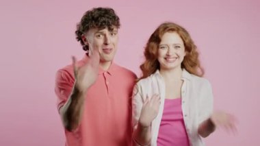 Çiftler gösteriyor- Hey sen, buraya gel. Erkek Kadın Sorar Onlara Katıl, Davetkar el sıkışma hareketi ile işaret eder. Neşeli görünüyor, davetkar. Pembe stüdyo geçmişi. 4 bin. Yüksek kalite