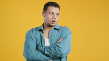 Asabi, yakışıklı, Afro-Amerikan iç geçiriyor, sarı arka planda yuvarlanan gözler. Hoşnutsuz Avrupalı bir adam, bu durumdan bıktı, hala anlayamadığını düşünüyor. 4k