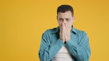 Duygusal olarak hayal kırıklığına uğramış bir adam panik içinde çaresizlik jesti yapıyor, hayır, unuttum. Üzüntü, pişmanlık, drama, başarısızlık, sarı arka planda sorunlar hisseden bir adam. Yüksek kalite 4k görüntü