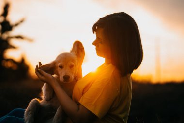 Sahibi olan tatlı Golden Retriever köpeğiyle. Mutlu köpek kırsal alanda iyi vakit geçiriyor. Şirin köpek. Av cinsi. Yüksek kalite fotoğraf
