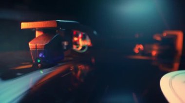Modern vinil plak, turntable spin, analog ses, müzik. Vintage estetik. LP, Sinemagraf. Yan görüş. Ses ekipmanı kavramı.