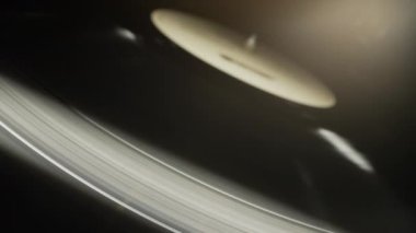 Plak çevirme bölümleri, makro görünüm. Müzik çalmak, turntable 'dan şarkı çalmak. Retro stil oynatıcı. Makro LP yakın çekim, döngü. Dönüşümlü vintage fonograf. Güzel bir BW filmi. Yüksek kalite 4k