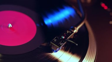 Üst görünüm vinil disk DJ turntable kayıt oynatıcı. Dönen plaka iğnesi stili, döngü