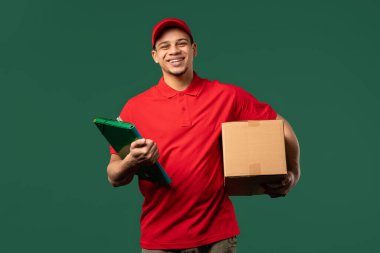 Paket kutusu olan postacıymış. Happy postacı yeşil stüdyo geçmişiyle ilgili adres paketini teslim ediyor. Yüksek kalite