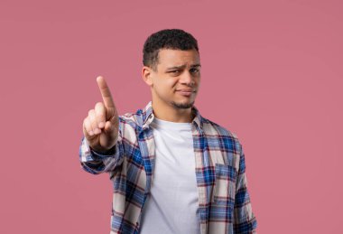 Dur işaretini tasvip etmeyen, stil düşkünü genç adam. Benimle oynama, bu kadar yeter. Pembe arka plandaki adamın portresi. Yüksek kalite