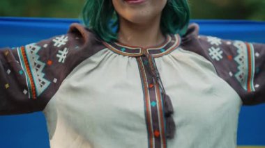 Yeşil Orman Arkaplanında Ulusal Bayrağı Olan Mutlu Gülümseyen Ukraynalı Kadın. İşlemeli Vyshyvanka 'daki gururlu Vatansever Kadın. Özgür Ukrayna. Yüksek kalite 4k görüntü