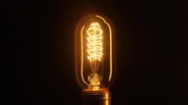 Gerçek dekoratif antika Edison Tungsten filament lamba parlıyor, antika retro ampul. Yaratıcı fikir, farkındalık, keşif, eureka. Yüksek kalite 4k görüntü