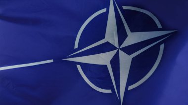 Gerçek NATO Bayrağı sallıyor, Kuzey Atlantik Antlaşma Örgütü, Askeri Sancak. Yüksek kalite 