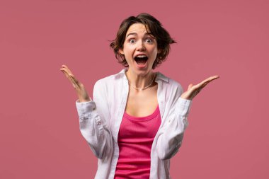 Şaşırmış bir kadın, vay canına diyor, inanamıyorum. İlgi çekmeye çalışan etkileyici bir bayan. Satış kavramı, karlı bir teklif. Pembe arka planda heyecanlı romantik bir kız. Yüksek kalite