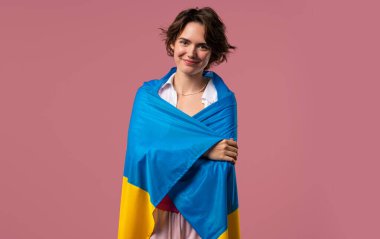 Ulusal Ukrayna bayrağı pembede olan mutlu bir kadın. Ukrayna, vatansever, savaş kutlamalarında zafer, bayrak, Bağımsızlık Günü. Yüksek kalite 