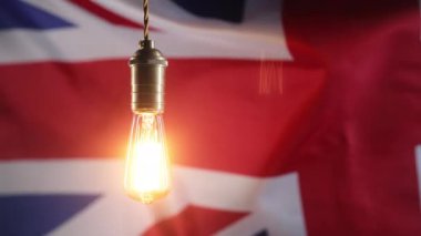 Büyük Britanya bayraklarında Edison ampulü yanıp sönüyor. İngiltere 'de, İskoçya' da, Galler 'de kötü elektrik akışı, sorunlar, enerji krizi. Yüksek kalite 4k 