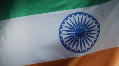 Arka planda Hindistan bayrağı sallanıyor. Kutlama afişi, bayramlar, Hindistan, Bharata. Bağımsızlık günü, rüzgarlı üç renkli. Yüksek kalite 4k görüntü