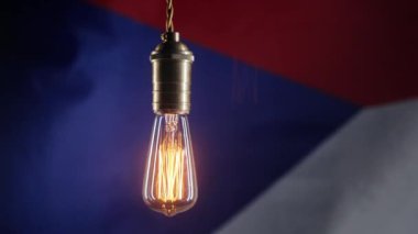 Çek Cumhuriyeti bayrağı arka planında parlayan Edison ampulü. Elektrik fiyatları, faturalar, enerji krizi, vergi artışı. Yüksek kalite 4k görüntü