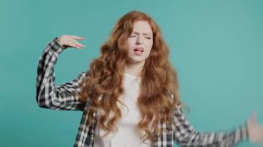 20 'li yaşlarda sinirli bir kadın mavi arka planda elleri olan bir jest yapıyor. Boş vaatler, ironi, falan filan. Yalancı! Yüksek kalite 4k 