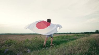 Sevimli küçük çocuk - Japon vatansever çocuk ulusal bayrak taşıyor. Japonya, İşçi Bayramı, Spor Günü, Çocuklar, Showa Günü. Yüksek kalite 4k görüntü