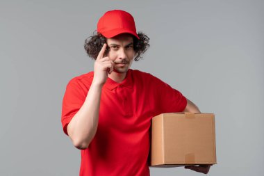 Kırmızı üniformalı postacının olumlu zekası. Sen, bir düşün. Kamera beyaza bakıyor. Olumlu düşünüyorum. Zeki biri. Yüksek kalite