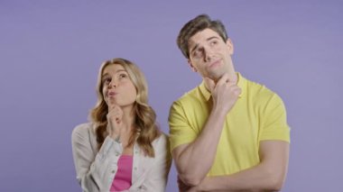 Violet 'in geçmişindeki kadın ve erkeği düşünüyorum. Akıllı öğrenci kız ve erkek çift cevabı bulmaya çalışıyor ya da unutulan şeyi hatırlamaya çalışıyorlar, hafıza kavramını. Yüksek kalite 4k