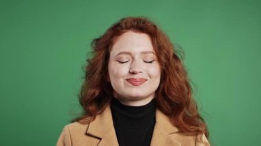 Resmi iş kıyafetli muhteşem bir kadın evet işareti veriyor, başını sallıyor, onaylıyor. Olumlu gülümseyen Avrupalı kız, vücut dili. Doğru mükemmel seçim, harika bir anlaşma. Yüksek kalite 4k görüntü