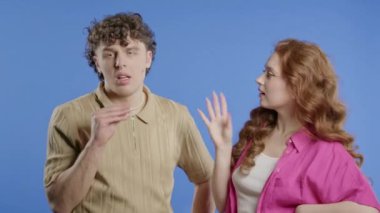 Mavi arka planda elleri olan kızgın bir adam bla-bla-bla hareketi yapıyor. Boş vaatler, ironi, falan filan. Yalancı! Yüksek kalite 4k