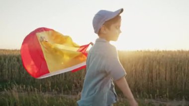 İspanyol taraftar çocuklar ulusal Espana bayrağıyla açık alanda kutlama yapıyorlar. İspanya ülkesi, futbol taraftarı, şampiyonluk konsepti.