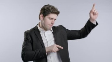 Esmer, müzik ve dans dinleyen iş adamı, beyaz stüdyo geçmişi. Radyo, kablosuz modern ses teknolojisi, çevrimiçi çalar. Şirket çalışanı iyi eğlenceler. Yüksek kalite 4k