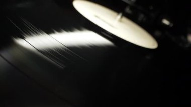 Plak çevirme bölümleri, makro görünüm. Müzik çalmak, turntable 'dan şarkı çalmak. Retro stil oynatıcı. Makro LP yakın çekim, döngü. Dönüşümlü vintage fonograf. Güzel bir BW filmi. Yüksek kalite 4k