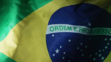 Gerçek Brasilia ulusal bayrağını sallıyor. Güney Amerika 'da seyahat, kutlama afişi, tatiller. Ordem e progresso. Yüksek kalite 4k görüntü