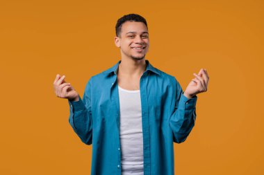 Gülümseyen çok kültürlü bir adam sarı stüdyo geçmişi için para istiyor. Zeki genç adam sinsice gülümser, nasıl para kazanılacağını bilir. Kârlı yatırımlar, borsa oyunları, kripto para madenciliği.