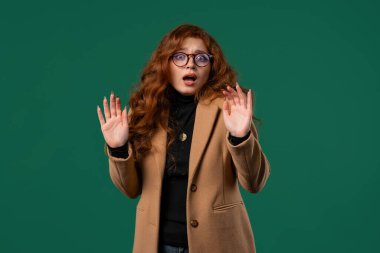 Korkmuş, kafası karışmış, umutsuzluk, endişe ve korku hisseden genç bir kadın. Kötü duygular, şok. Psikolojik yardıma ve zihinsel desteğe ihtiyacım var. Yüksek kalite 