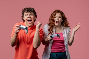 Oyuncuların çifti kumanda panelinde oyun oynuyor. Erkek kazanır, kadın kaybeder ve üzülür. Tuşlara basar, joypad kumandası kullanır, en yeni kablosuz oyun platformu. Hobi, e-spor. Yüksek kalite