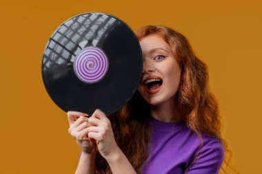 Sarıda plak CD 'siyle dans eden güzel bir kadın. Hobi, müzik aşığı, koleksiyon, nostalji yaşam tarzı. Yüksek kalite 