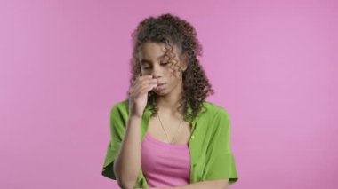  Kafası karışık Afrikalı Amerikalı genç kız, hayır, unuttu. Şok olmuş kız üzüntü, pişmanlık, drama, başarısızlık, pembe arka planda sorunlar yaşıyor. Yüz bakımı. Yüksek kalite 4k