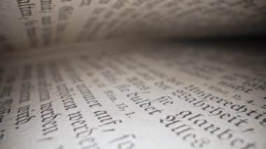 Almanların kutsal Hristiyan mirası yazıtlarını araştırıyorum. İncil 'in detayları. Gelenek ve bilgelik, makro görüntüler. Harfler ve semboller. Yüksek kalite 4k görüntü