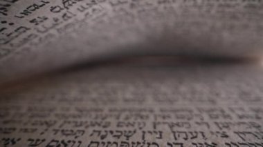 İbranice İncil. Kutsal Yahudi mirası yazıtlarını araştırıyorum. Makrodaki saygı duyulan metinler. Kutsal sayfalar, eski dini Tevrat kitapları. Yüksek kalite 4k görüntü