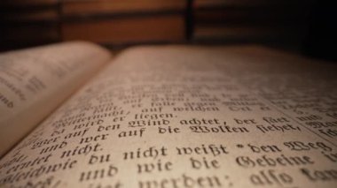 Almanların kutsal Hristiyan mirası yazıtlarını araştırıyorum. İncil 'in detayları. Gelenek ve bilgelik, makro görüntüler. Harfler ve semboller. Yüksek kalite 4k görüntü