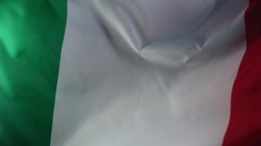 İtalyan ulusal bayrağı arka planda sallanıyor. Kutlama bayrağı, tatiller, İtalya, 2 Haziran 'da Cumhuriyet Günü kutlaması. Ulusal Tricolore. Yüksek kalite 4k görüntü 