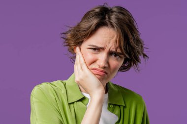 Violet stüdyo geçmişinde diş ağrısı olan güzel bir genç kız. Diş ağrısı, diş sorunları, diş hekimliği ve tıp konsepti