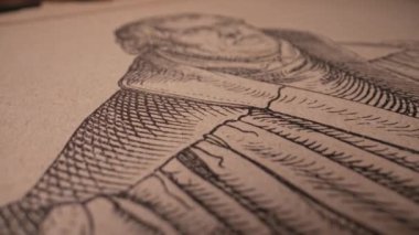 Eski sarı antika kitap, ortaçağ asilzadesi ya da zengin adam portresi. Nadir bulunan zamansız edebiyat. Geçmişin hazineleri. Kütüphaneden bir parça. Yüksek kalite 4k